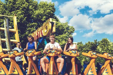 Moskova, Rusya - 2 Haziran 2019: Lunaparkta insanlar.