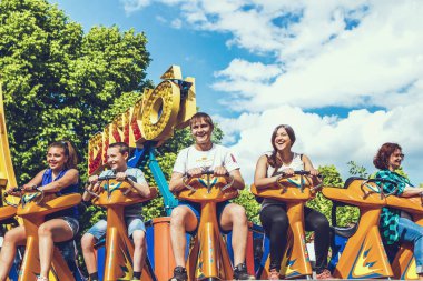 Moskova, Rusya - 2 Haziran 2019: Lunaparkta insanlar.