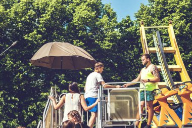 Moskova, Rusya - 2 Haziran 2019: Lunaparkta insanlar.