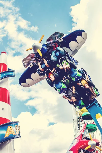 MOSCOW, RUSSIA - JUNE 2, 2019: People in amusement park. — Stock Photo, Image