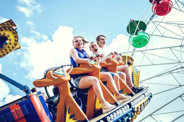 Moskova, Rusya - 2 Haziran 2019: Lunaparkta insanlar.