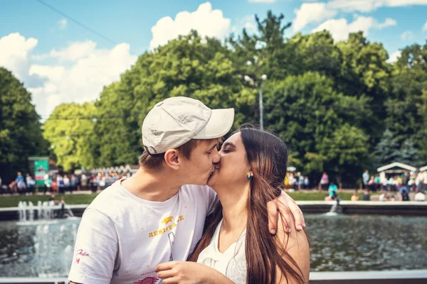 MOSCA, RUSSIA - 2 GIUGNO 2019: Giovane coppia romantica nel parco Sokolniki . — Foto Stock