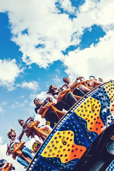 Moskova, Rusya - 2 Haziran 2019: Lunaparkta insanlar. — Stok fotoğraf