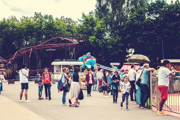 Moskwa, Rosja-2 czerwca 2019: dzieci w parku rozrywki. — Zdjęcie stockowe