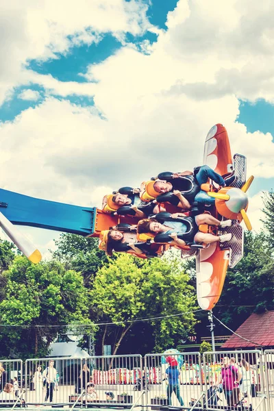 Moskova, Rusya - 2 Haziran 2019: Lunaparkta insanlar. — Stok fotoğraf