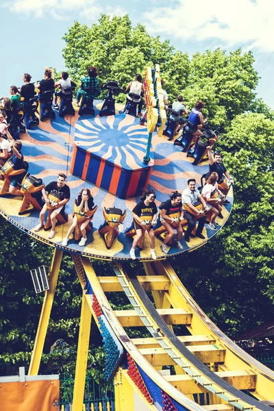 Moscow, Oroszország-június 2, 2019: a vidámparkban élők. — Stock Fotó