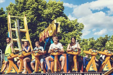 Moskova, Rusya - 2 Haziran 2019: Lunaparkta insanlar.