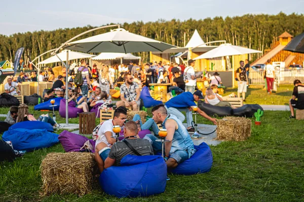 MOSCÚ, RUSIA - 27 DE JULIO DE 2019: La gente se relaja en el festival de narguile JohnCalliano . — Foto de Stock