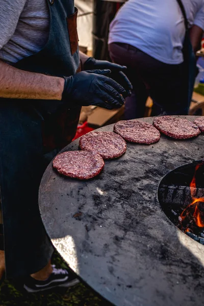 Close-up van gegrilde Hamburger-cutlets. Hamburger barbecue. BBQ, grillen, brand. — Stockfoto