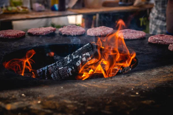 Close-up van gegrilde Hamburger-cutlets. Hamburger barbecue. BBQ, grillen, brand. — Stockfoto