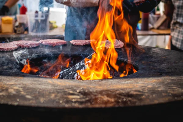 Närbild på grillade burgare kotletter. Burger barbeque. Grill, grillning, brand. — Stockfoto