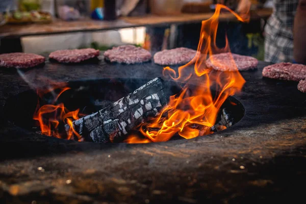 Primer plano de chuletas de hamburguesa a la parrilla. Barbacoa de hamburguesa. Barbacoa, parrilla, fuego . —  Fotos de Stock