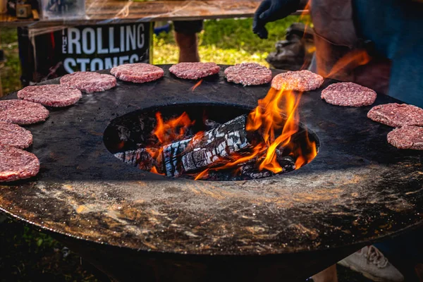 Närbild på grillade burgare kotletter. Burger barbeque. Grill, grillning, brand. — Stockfoto