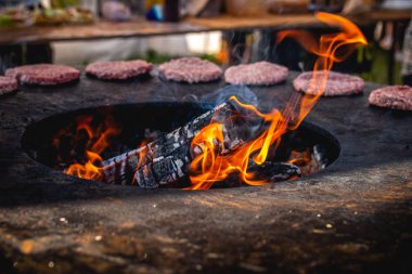 Izgara burger pirzolalarının yakın çekimi. Burger barbekü. Barbekü, ızgara, ateş.