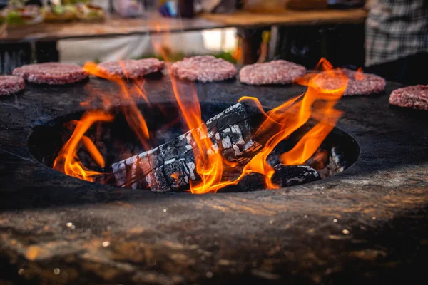 烤汉堡片的特写镜头。汉堡烧烤。烧烤， 烧烤， 火. — 图库照片