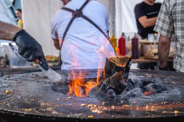 Yangın Barbekü. Alev ızgara closeup, açık barbekü.