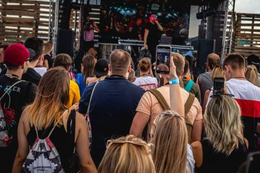 Moskova, Rusya - 27 Temmuz 2019: Johncalliano nargile festivalinde canlı konserde insanlar.