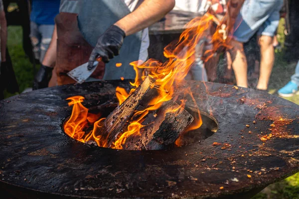 Disparar churrasco. Fechamento de grade de chama, churrasco ao ar livre . — Fotografia de Stock