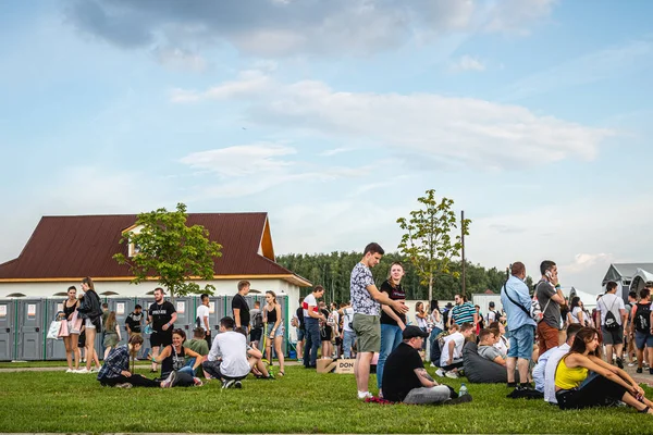 MOSCÚ, RUSIA - 27 DE JULIO DE 2019: La gente se relaja en el festival de narguile JohnCalliano . — Foto de Stock