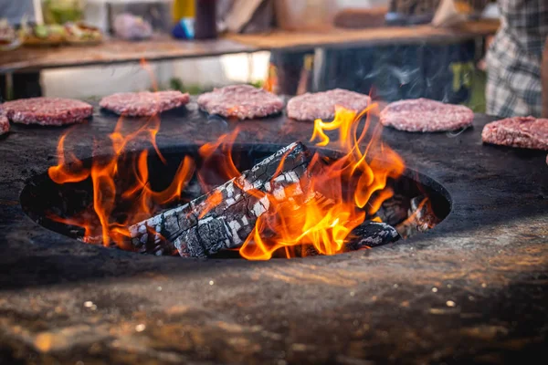 烤汉堡片的特写镜头。汉堡烧烤。烧烤， 烧烤， 火. — 图库照片