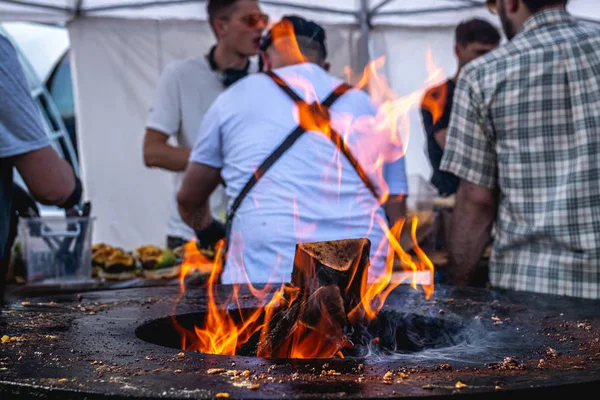 Disparar churrasco. Fechamento de grade de chama, churrasco ao ar livre . — Fotografia de Stock