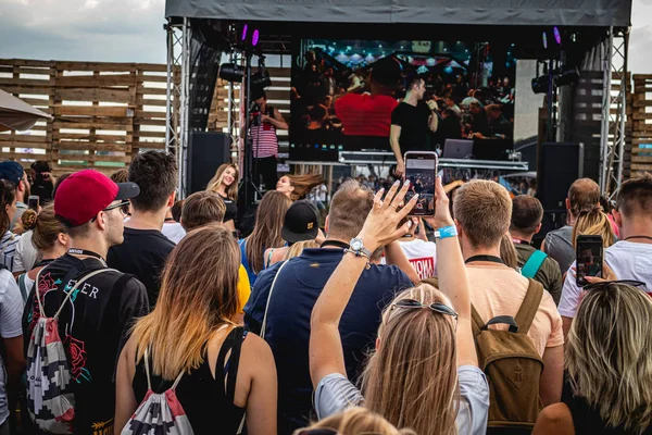 Moskwa, Rosja-27 lipca 2019: ludzie na koncert na żywo w Johncalliano Hookah Fest. — Zdjęcie stockowe