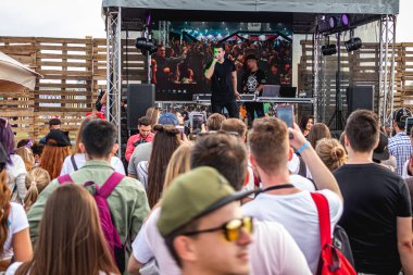 Moskova, Rusya - 27 Temmuz 2019: Johncalliano nargile festivalinde canlı konserde insanlar.