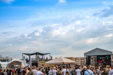 Moskova, Rusya - 27 Temmuz 2019: Johncalliano nargile festivalinde dinlenen insanlar.