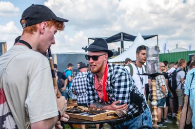 Moskova, Rusya - 27 Temmuz 2019: Johncalliano nargile festivalinde nargile içen insanlar. Vaping.