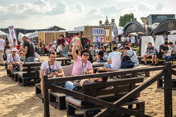 Moskwa, Rosja-27 lipca 2019: ludzie relaksując się w Johncalliano Hookah Fest. — Zdjęcie stockowe