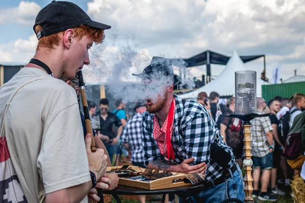 Moskwa, Rosja-27 lipca 2019: ludzie palenia Hookah w Johncalliano Szisza Fest. Vaping. — Zdjęcie stockowe