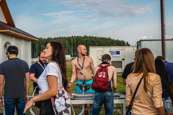Moskwa, Rosja-27 lipca 2019: ludzie dozownik wody w Johncalliano Hookah Fest. — Zdjęcie stockowe
