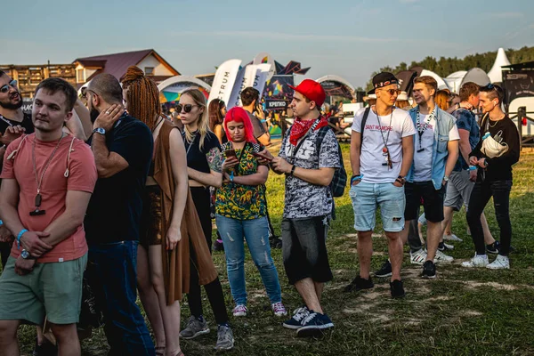 Moskau, russland - 27. juli 2019: menschen beim johncalliano hookah fest. — Stockfoto