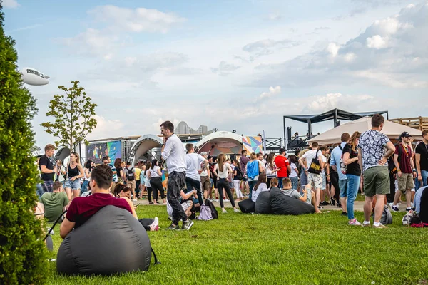 MOSCÚ, RUSIA - 27 DE JULIO DE 2019: La gente se relaja en el festival de narguile JohnCalliano . — Foto de Stock