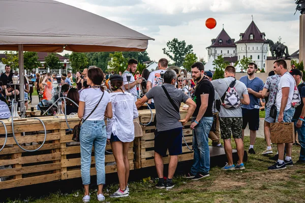 MOSCÚ, RUSIA - 27 DE JULIO DE 2019: La gente se relaja en el festival de narguile JohnCalliano . — Foto de Stock
