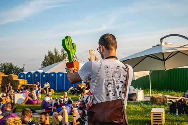 MOSCÚ, RUSIA - 27 DE JULIO DE 2019: Personas relajadas en el festival de narguile JohnCalliano. Hombre tomando fotos de cactus . — Foto de Stock