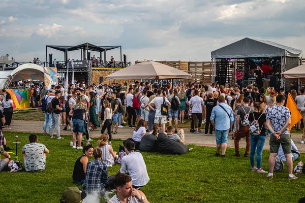 Moskau, russland - 27. juli 2019: menschen relaxen beim johncalliano hookah fest. — Stockfoto