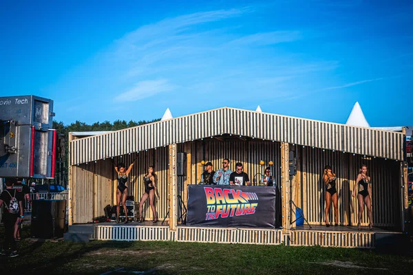 Moskau, russland - 27. juli 2019: go dance outdoor. zwei sexy Frau bei johncalliano Wasserpfeife fest. — Stockfoto