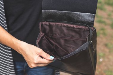 Sokakta moda sırt çantası ile kadın.