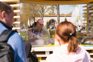 Moskova, Rusya - 1 Mayıs 2019: Pamuk şeker satışa sunuldu. Gıda satıcısı. Moskova, Rusya Federasyonu.