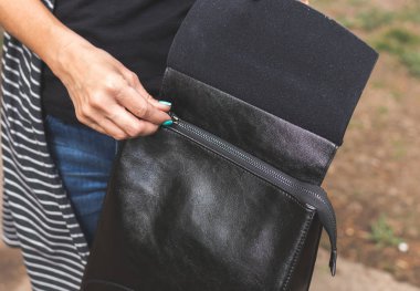 Sokakta moda sırt çantası ile kadın.