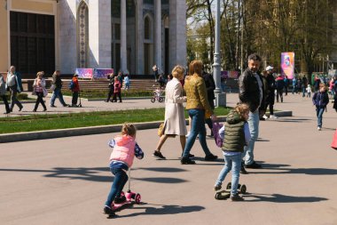 Moskova, Rusya - 1 Mayıs 2019: Ünlü Rus sergi merkezi Vdnkh. Vdnkh üzerinde yürüyen insanlar.