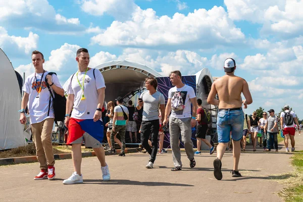 Moskova, Rusya - 27 Temmuz 2019: Johncalliano nargile festivalinde dinlenen insanlar. — Stok fotoğraf