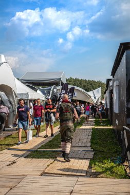 Moskova, Rusya - 27 Temmuz 2019: Johncalliano nargile festivalinde dinlenen insanlar.