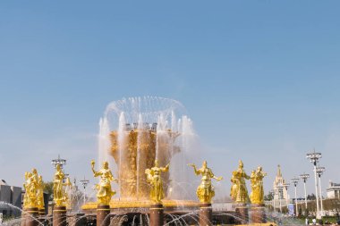 Moskova, Rusya - 1 Mayıs 2019: Vdnh, Rusya, Moskova'da ulusların dostluk çeşmesi.