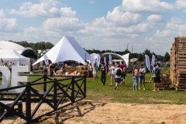 Moskova, Rusya - 27 Temmuz 2019: Johncalliano nargile festivalinde dinlenen insanlar.