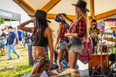 Moskova, Rusya - 27 Temmuz 2019: Git dans ala. Johncalliano nargile festivalinde genç ve seksi kadın.