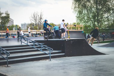 Moskova, Rusya - 1 Mayıs 2019: Paten parkında eğlenen gençler.