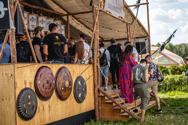 Moskau, russland - 27. juli 2019: menschen relaxen beim johncalliano hookah fest. — Stockfoto