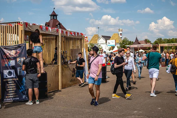 Moskau, russland - 27. juli 2019: menschen relaxen beim johncalliano hookah fest. — Stockfoto